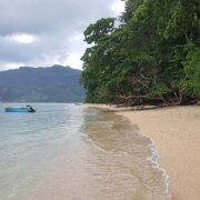 Anse aux Poules Bleues, ein Strand auf Mahe, Seychellen