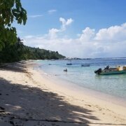 Анс Мари Луиза, пляж на Маэ, Сейшельские острова.