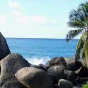Пляж Карана, пляж на Маэ, Сейшельские острова.