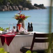 Étterem, romantikus vacsora tengerre néző kilátással a Seychelle-szigeteken