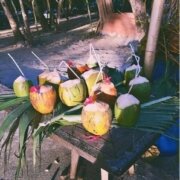 Vendita di frutta sulle bancarelle in spiaggia alle Seychelles