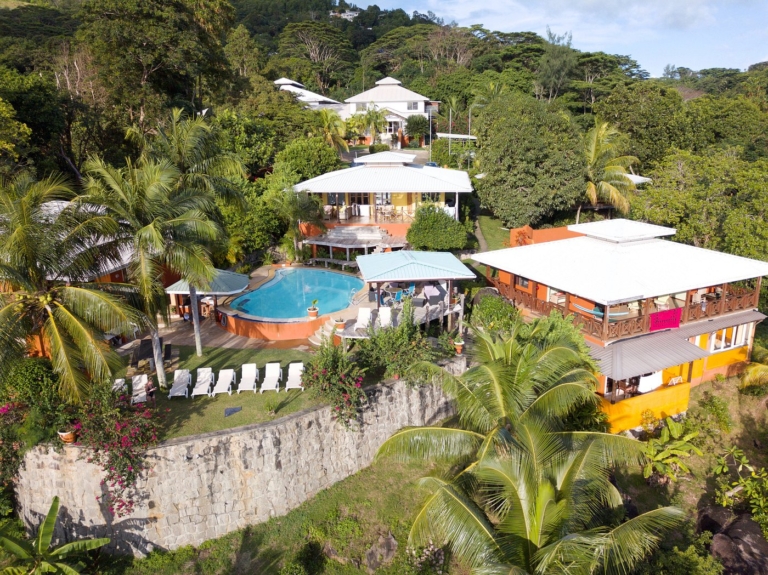 Anse Takamaka View 18 anse takamaka view rechts die mango und 1 768x575