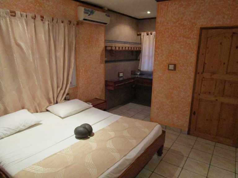 OMUSEE Selbstversorgung 8 bungalow hinter der holztur 768x576