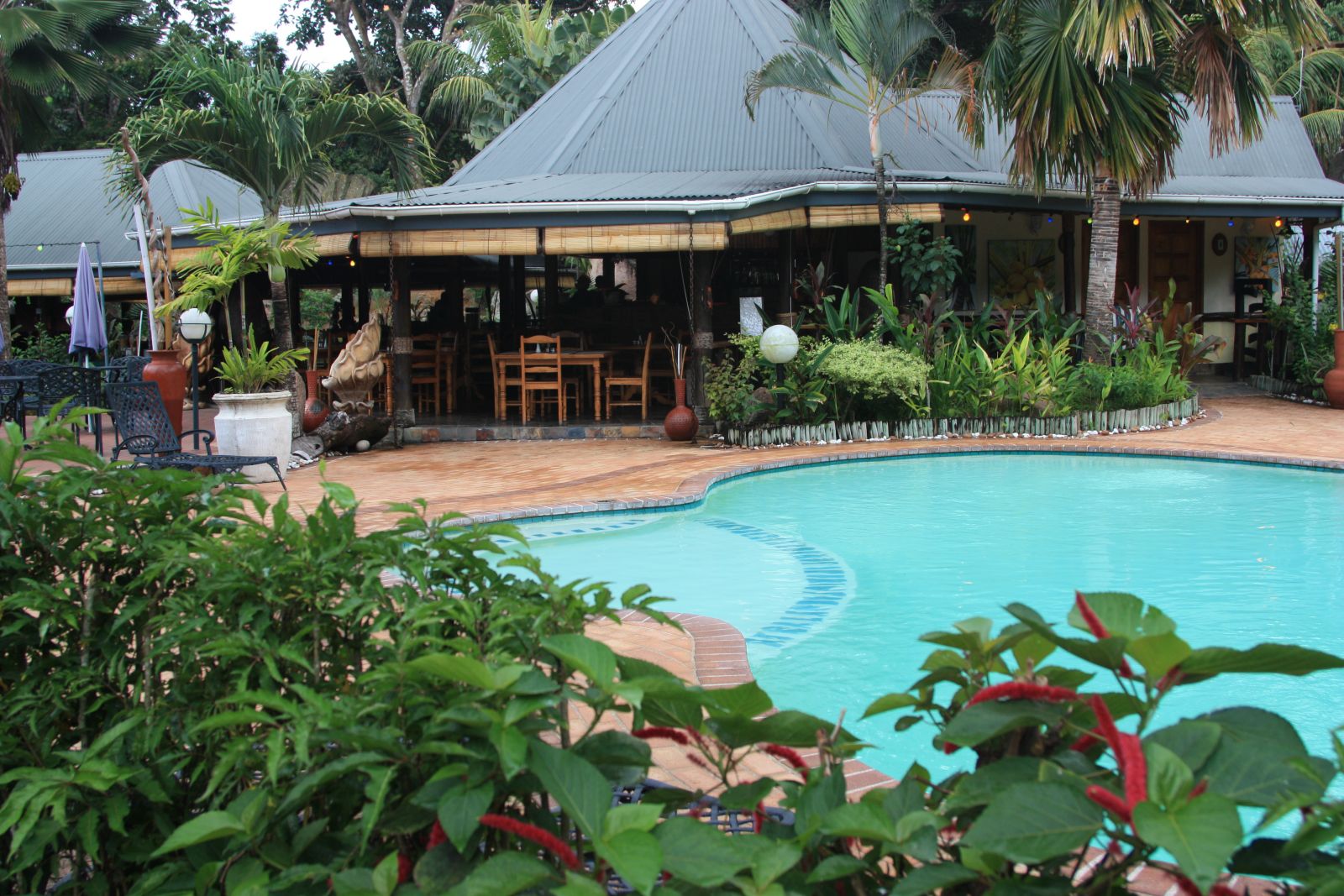 soggiorno alle seychelles su lile de praslin piscina e bar dell'hotel