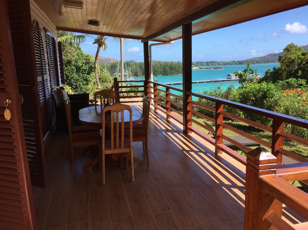 Le Grand Bleu 5 villa 1 balcony jetty